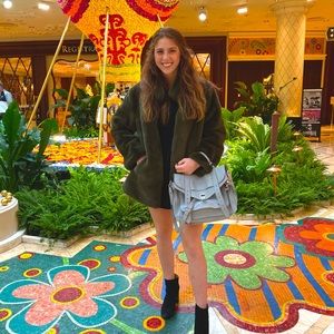 Meet your Posher, Defne